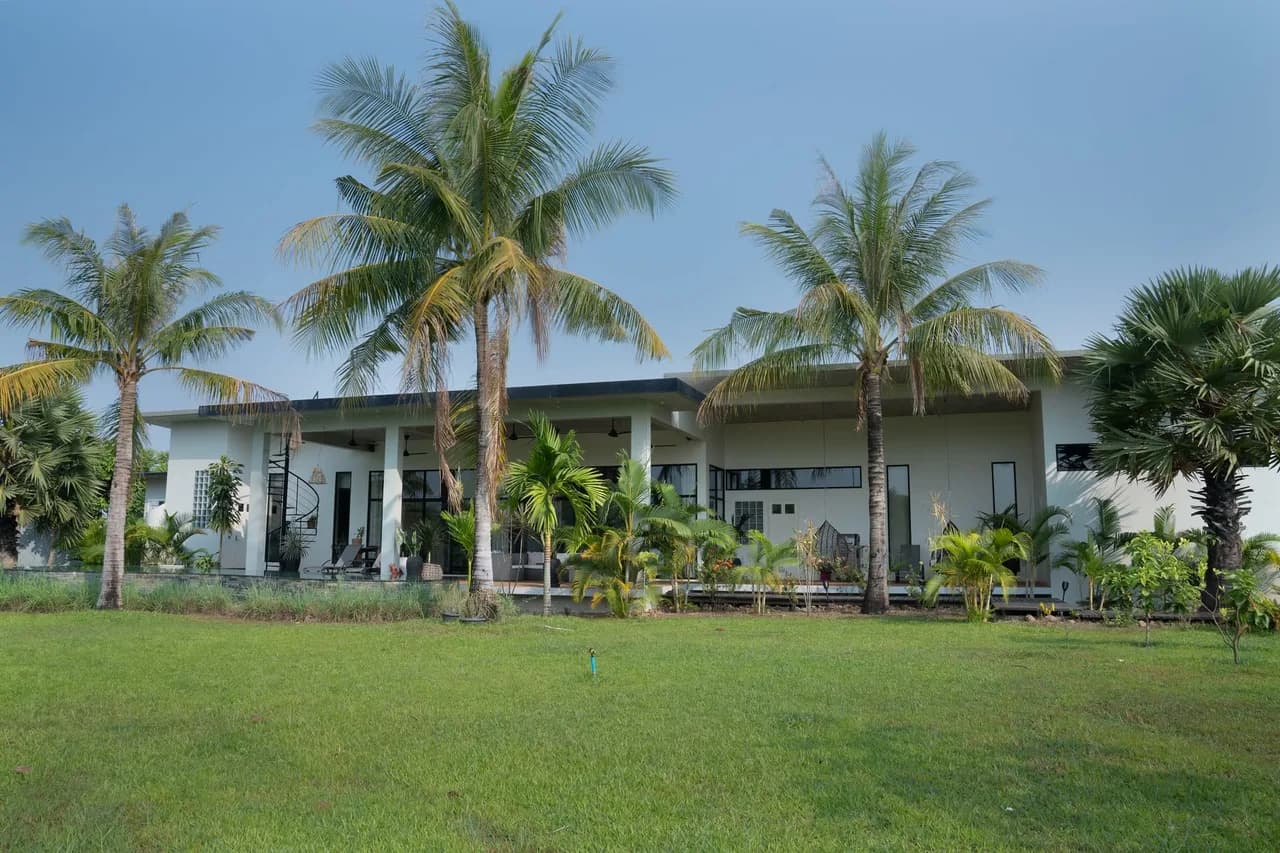 Relaxing Bright Modern Villa photo 4