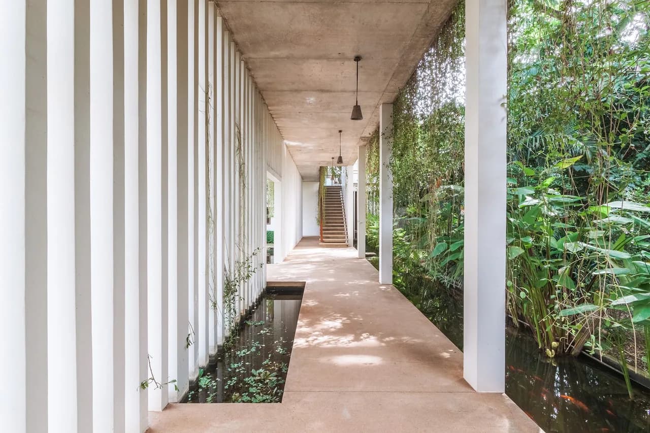Posh Luxury Villa With Natural Airflow And Light photo 3