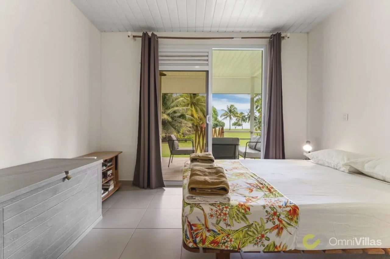 Beachfront Three Bedroom Retreat in Moorea photo 2