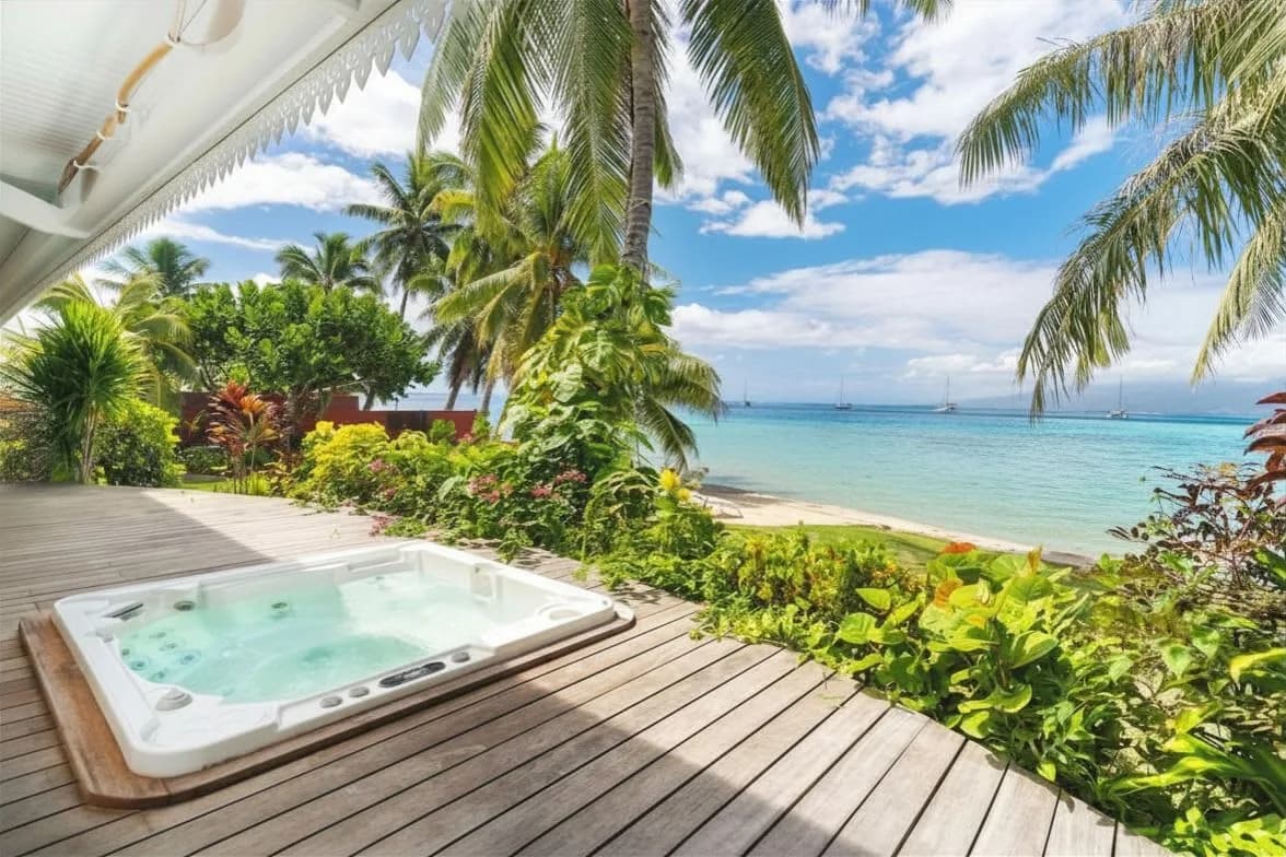 Beachfront Six Bedroom Villa in Moorea