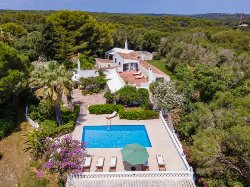 Luxurious Countryside Estate with Paddle Court