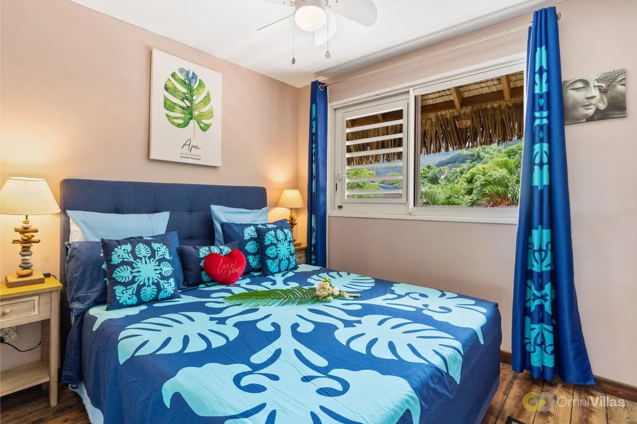 Beachfront Bungalow with Sunset Views in Haapiti photo 4