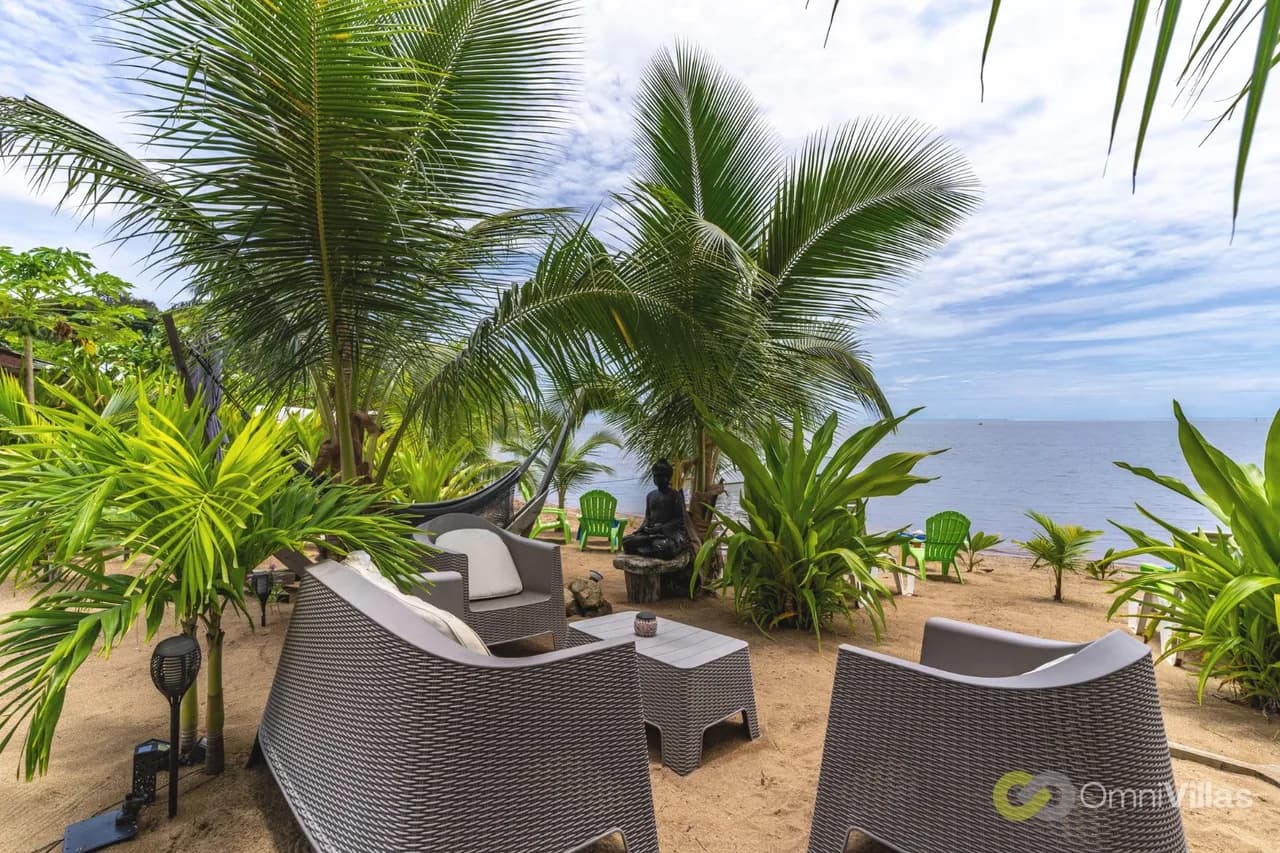 Beachfront One Bedroom Bungalow in Haapiti photo 2
