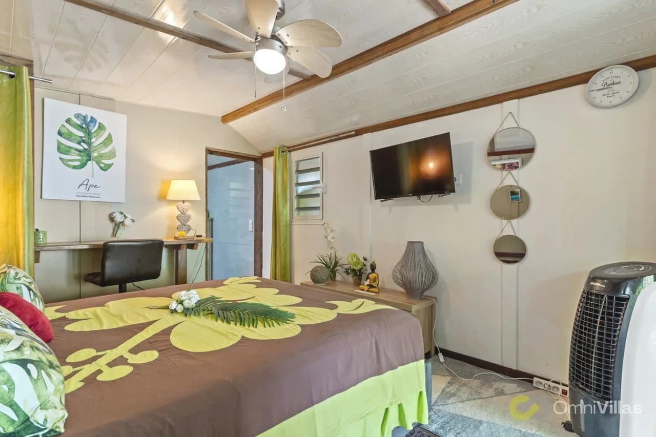 Beachfront One Bedroom Bungalow in Haapiti photo 3