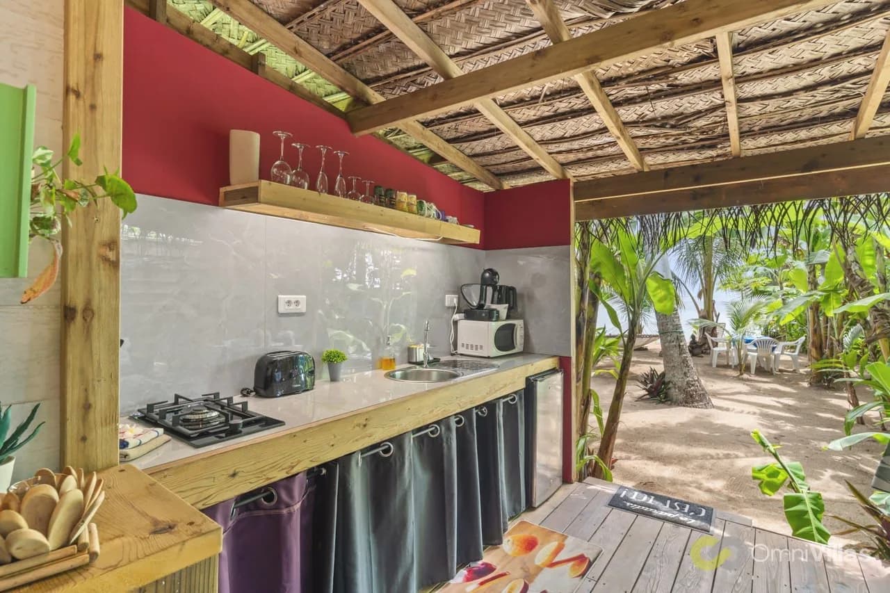 Beachfront One Bedroom Bungalow in Haapiti photo 5
