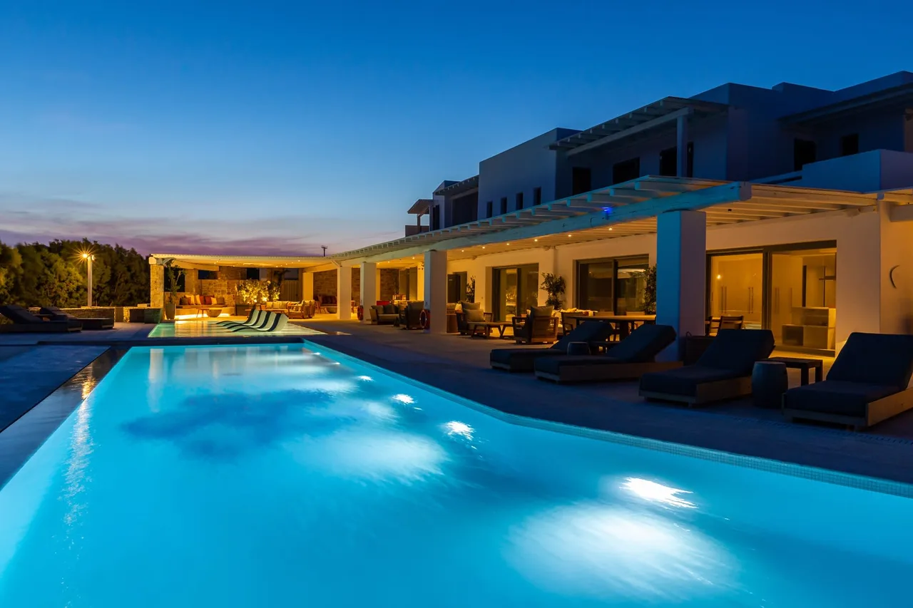 Relaxing 17Br Villa With Deluxe Pool Loungers photo 3