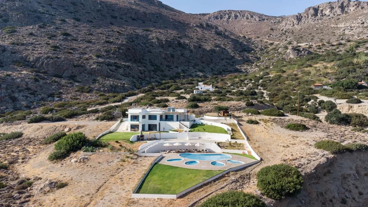 Elegant Seaside Villa: Cretan Hidden Gem
