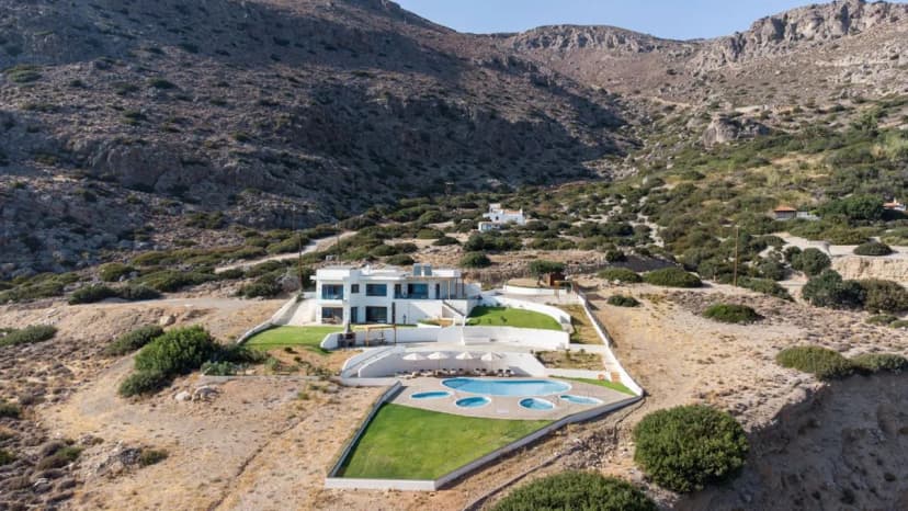 Elegant Seaside Villa: Cretan Hidden Gem