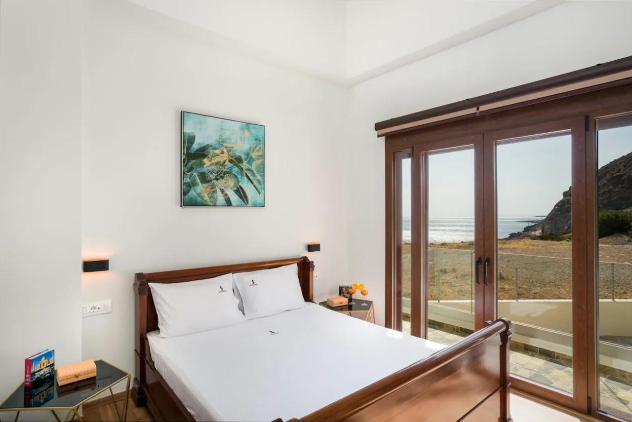 Elegant Seaside Villa: Cretan Hidden Gem photo 3