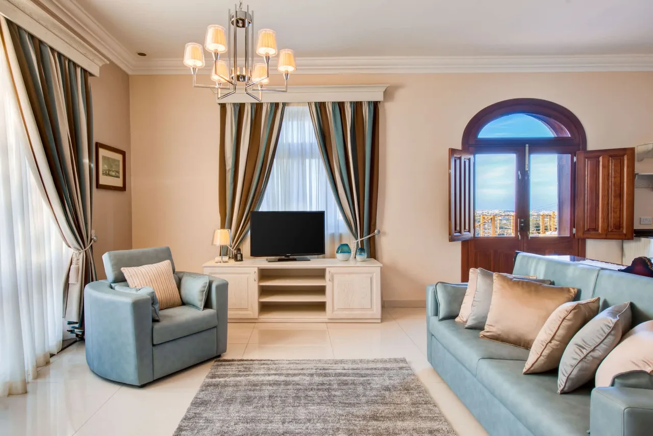 Coastal Villa with Pool in Malta photo 4
