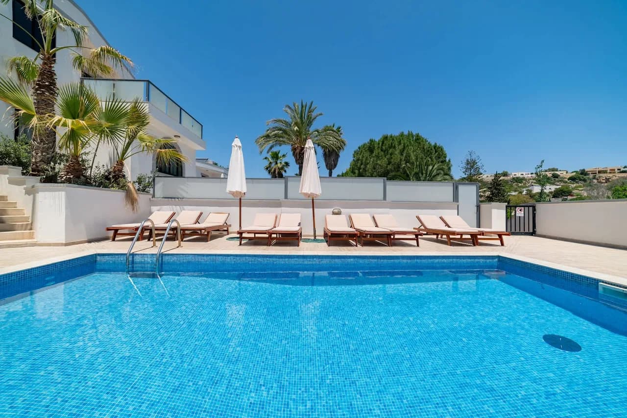 Spacious Five-Bedroom Villa with BBQ in Malta