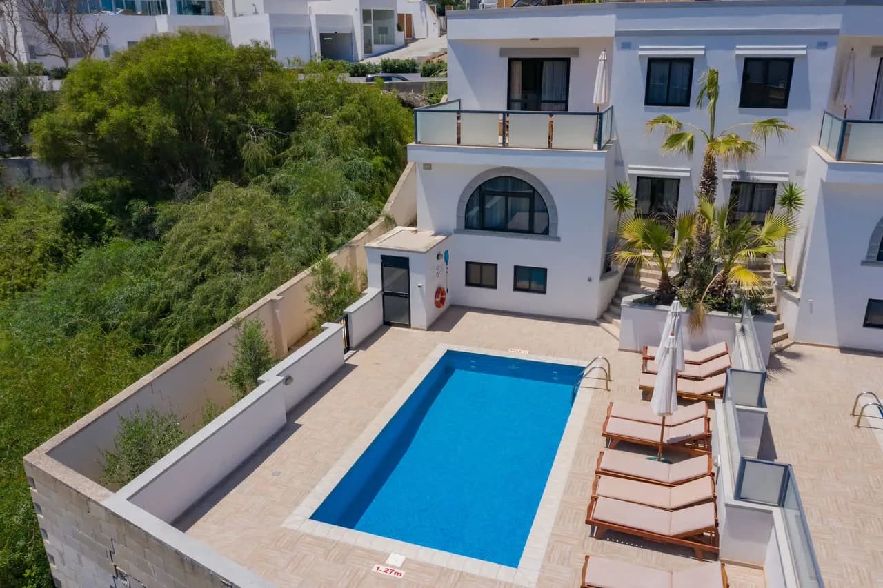 Spacious Five-Bedroom Villa with BBQ in Malta photo 3