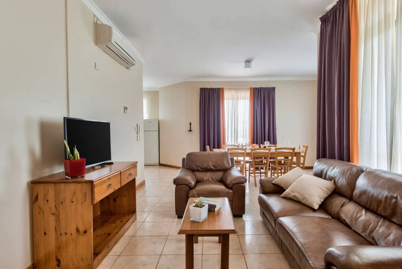 Spacious Five-Bedroom Villa with BBQ in Malta photo 4