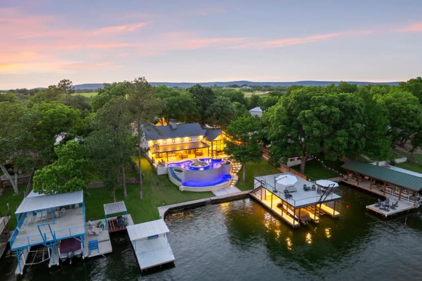 Modern Six Bedroom Lodge in Austin