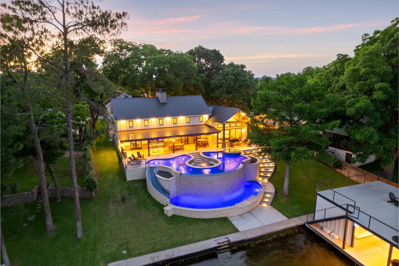 Lakeside Six Bedroom Villa in Kingsland Texas photo 2