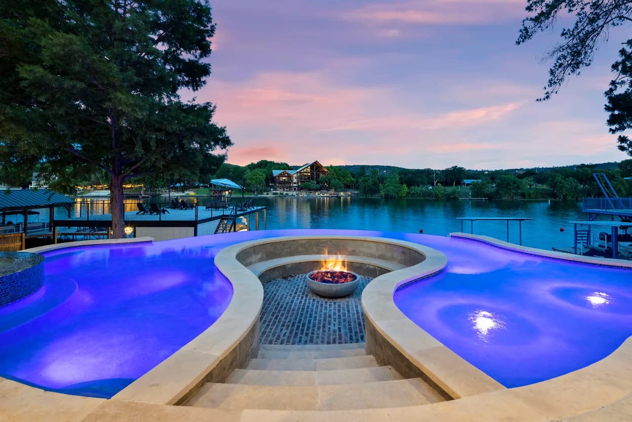 Lakeside Six Bedroom Villa in Kingsland Texas photo 3