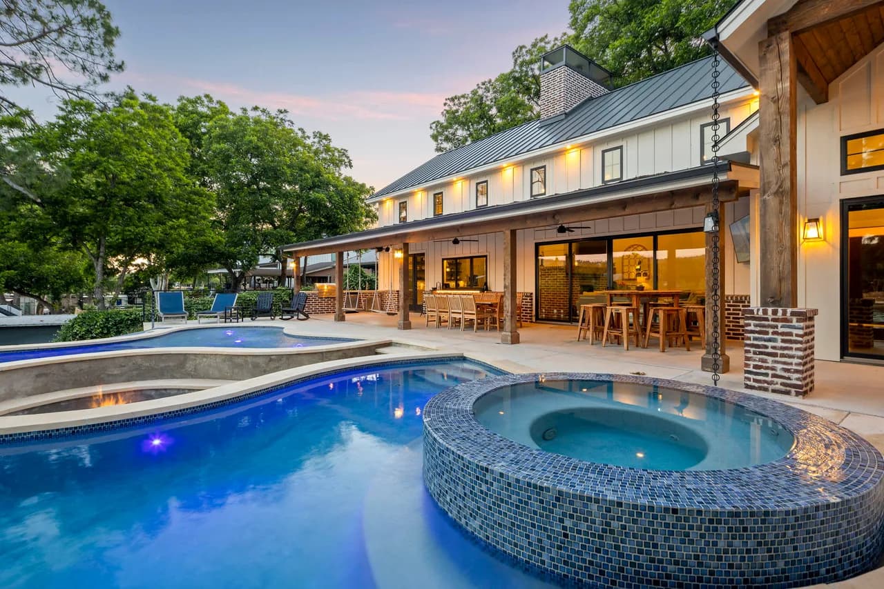 Lakeside Six Bedroom Villa in Kingsland Texas photo 4