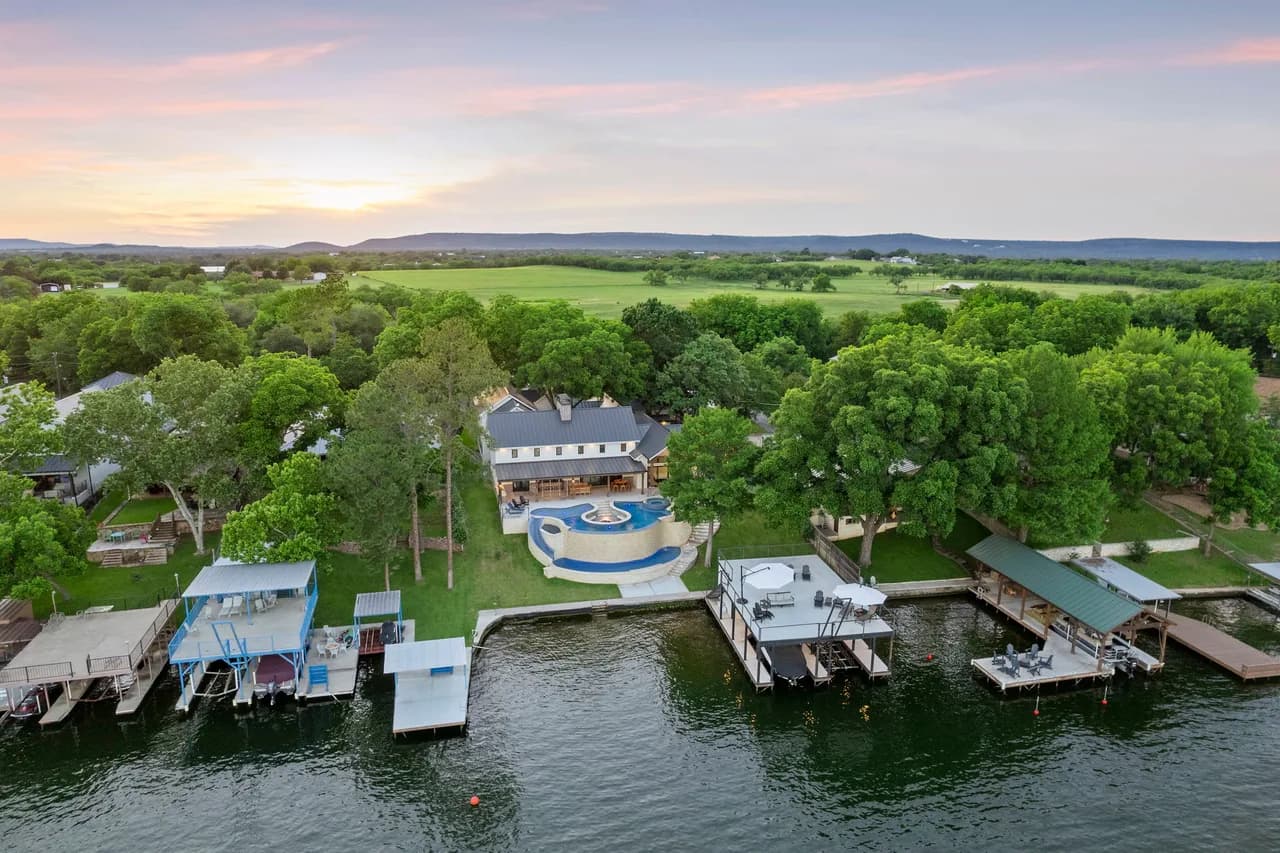 Lakeside Six Bedroom Villa in Kingsland Texas photo 5