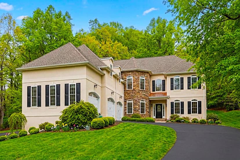 Entertainment-Ready Six Bedroom Villa in USA