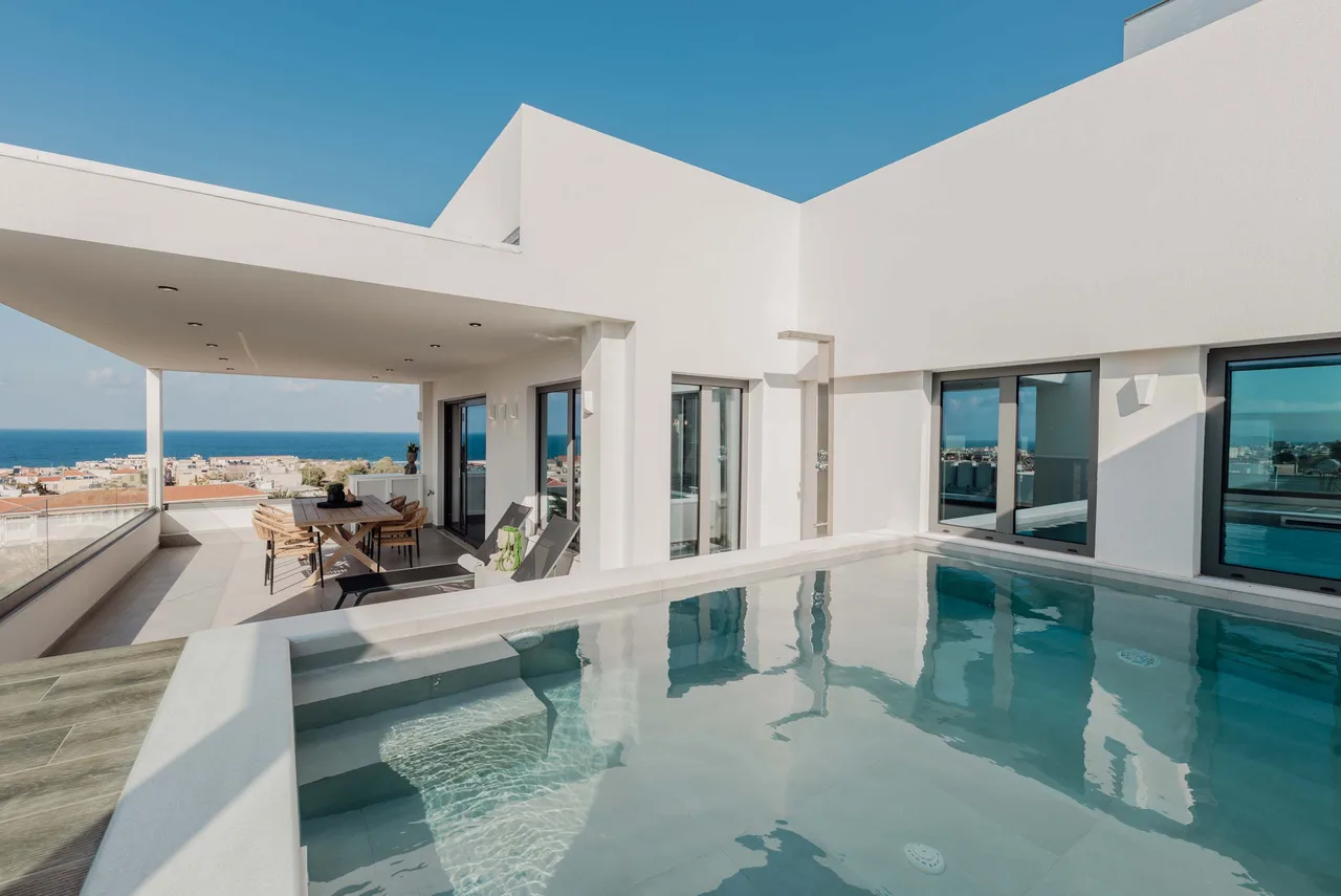 2-Level Penthouse With Breathtaking Views photo 2