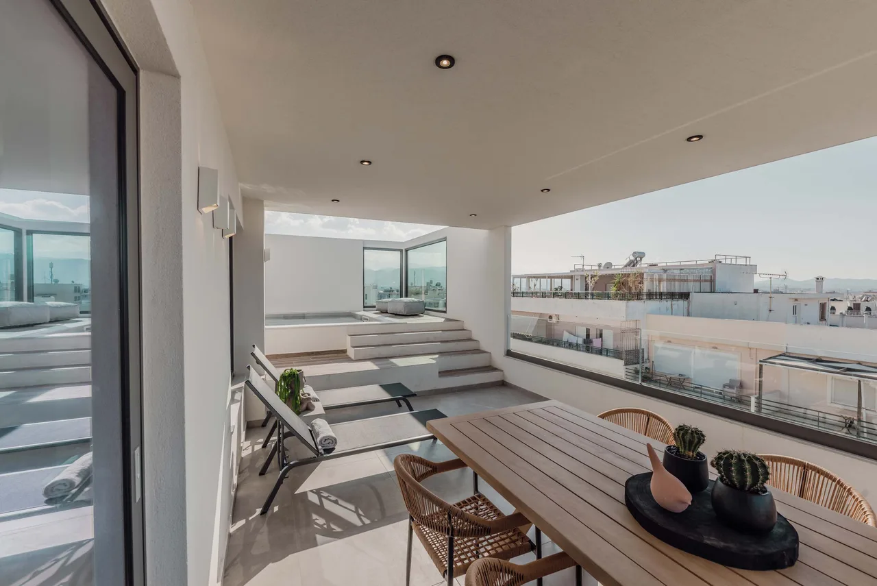 2-Level Penthouse With Breathtaking Views photo 3