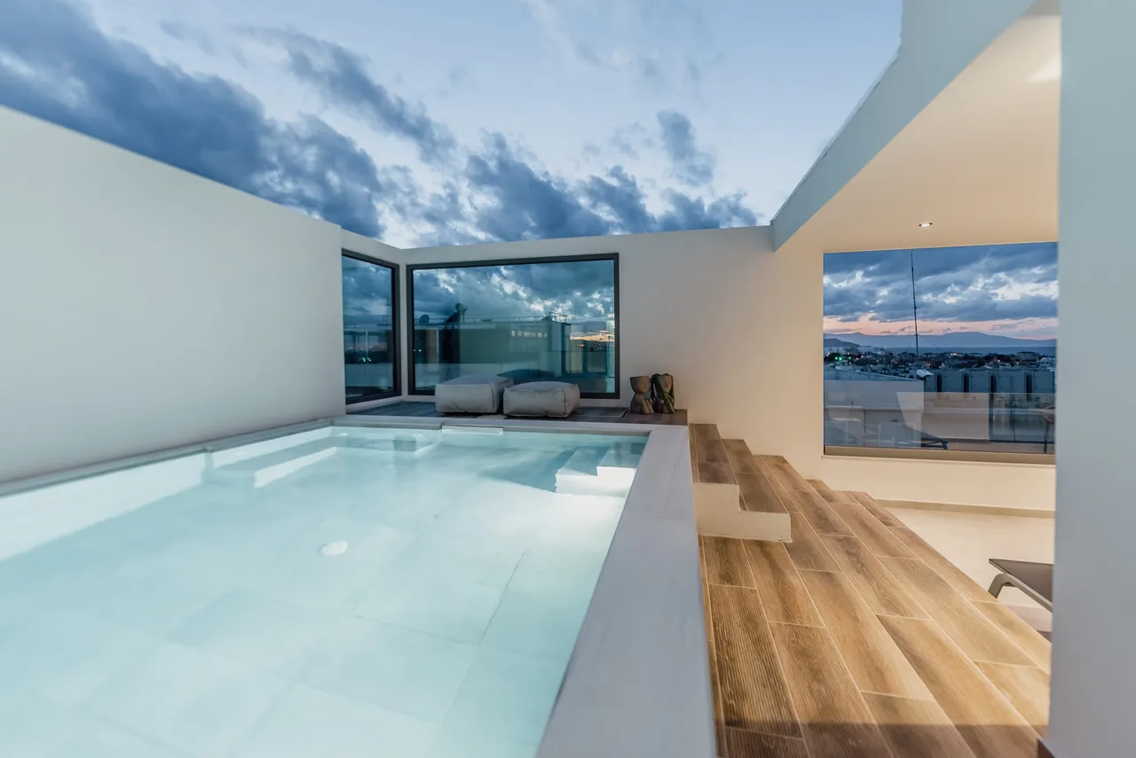 2-Level Penthouse With Breathtaking Views photo 4