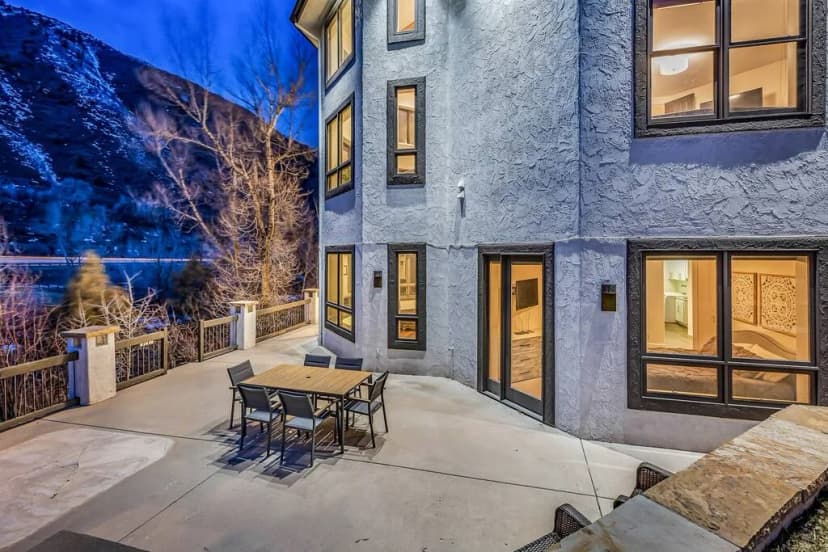 Riverside chalet w/fireplace & BBQ grill