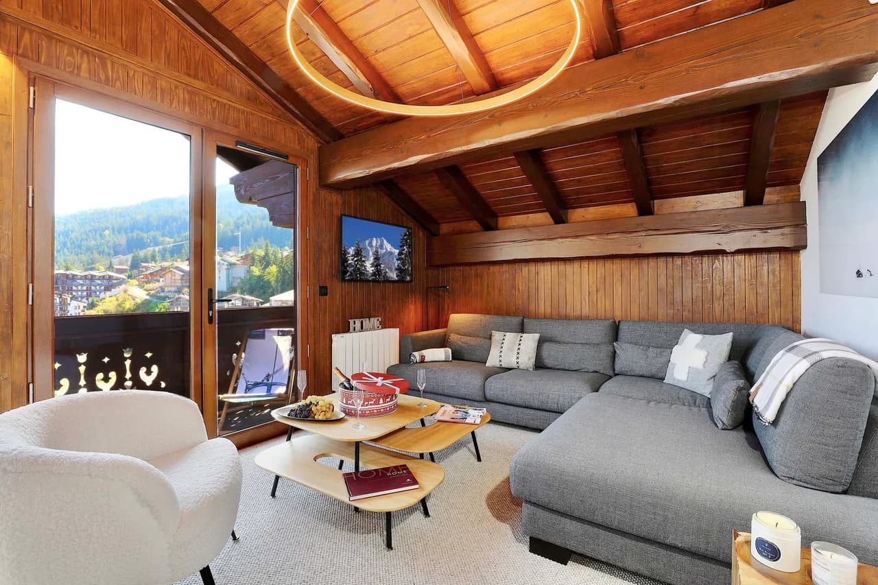 Luxurious Chalet W/ Sauna, Billiards, and Jacuzzi