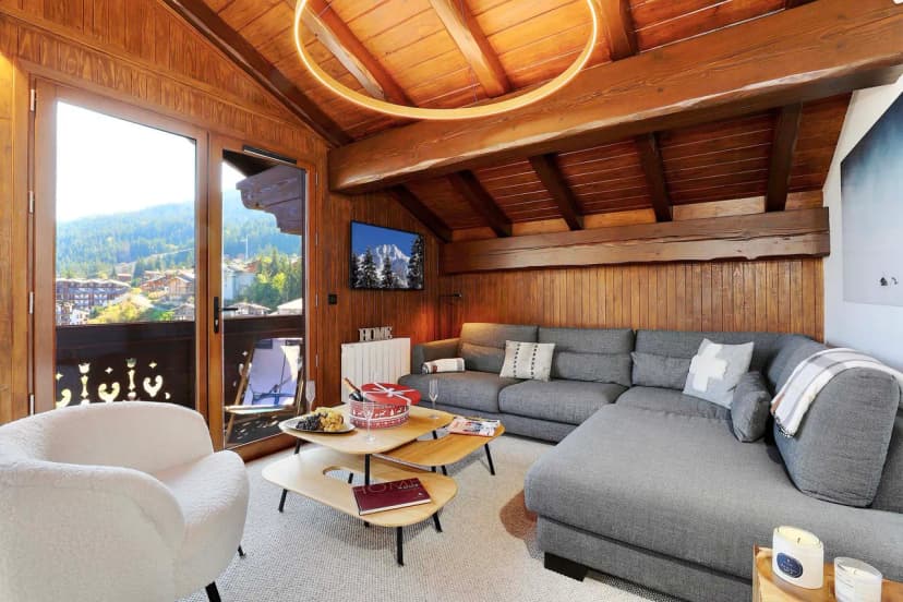 Luxurious Chalet W/ Sauna, Billiards, and Jacuzzi