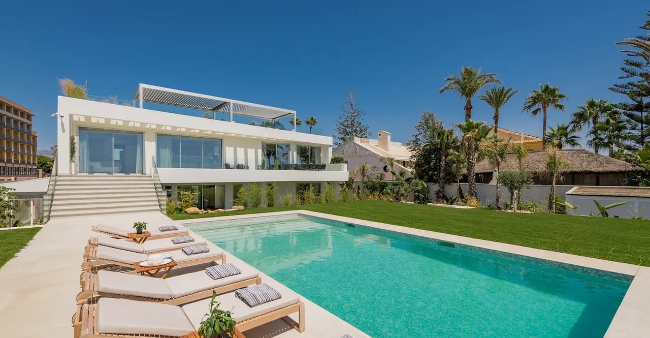 Modern Beachfront Villa With Heated Pool And Gym