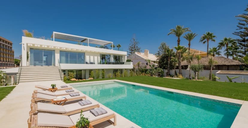 Modern Beachfront Villa With Heated Pool And Gym