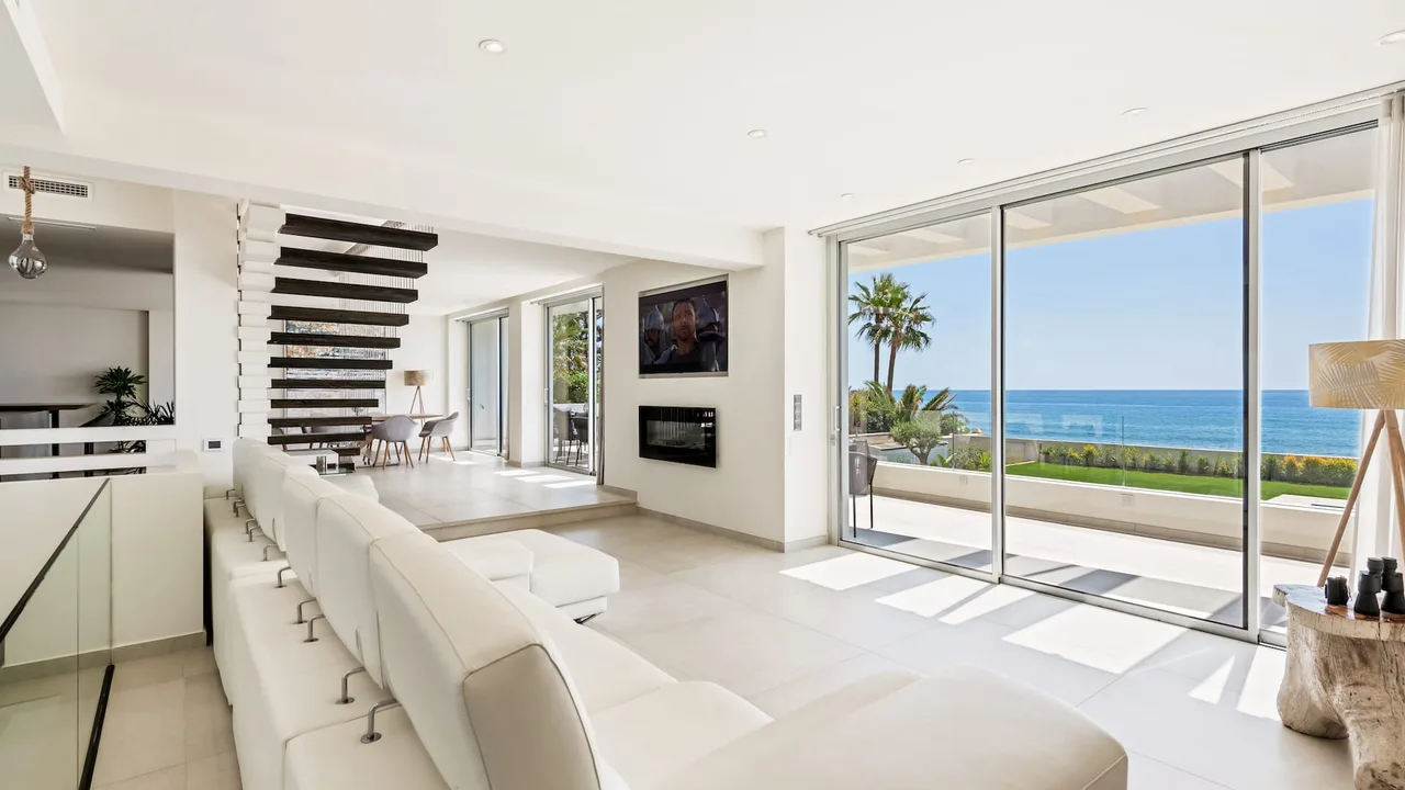 Modern Beachfront Villa With Heated Pool And Gym photo 2