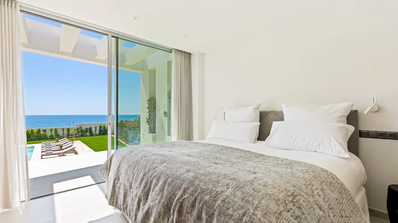 Modern Beachfront Villa With Heated Pool And Gym photo 3