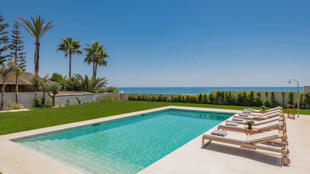 Modern Beachfront Villa With Heated Pool And Gym photo 4