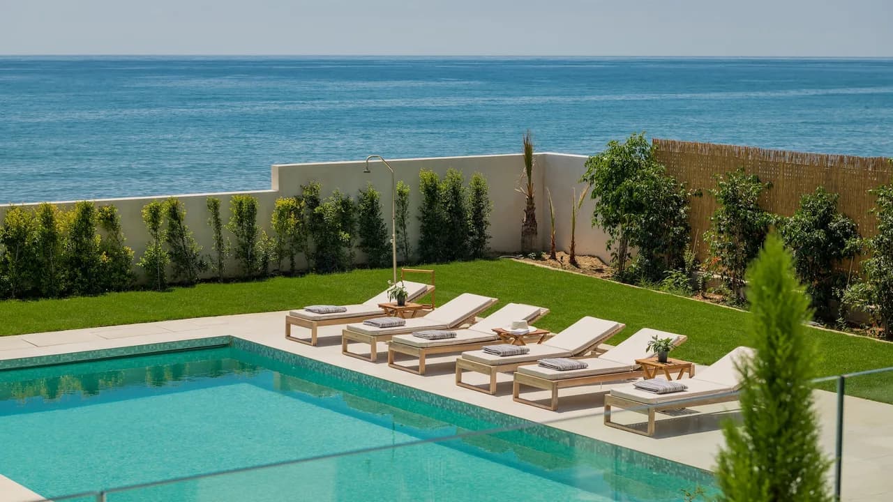 Modern Beachfront Villa With Heated Pool And Gym photo 5