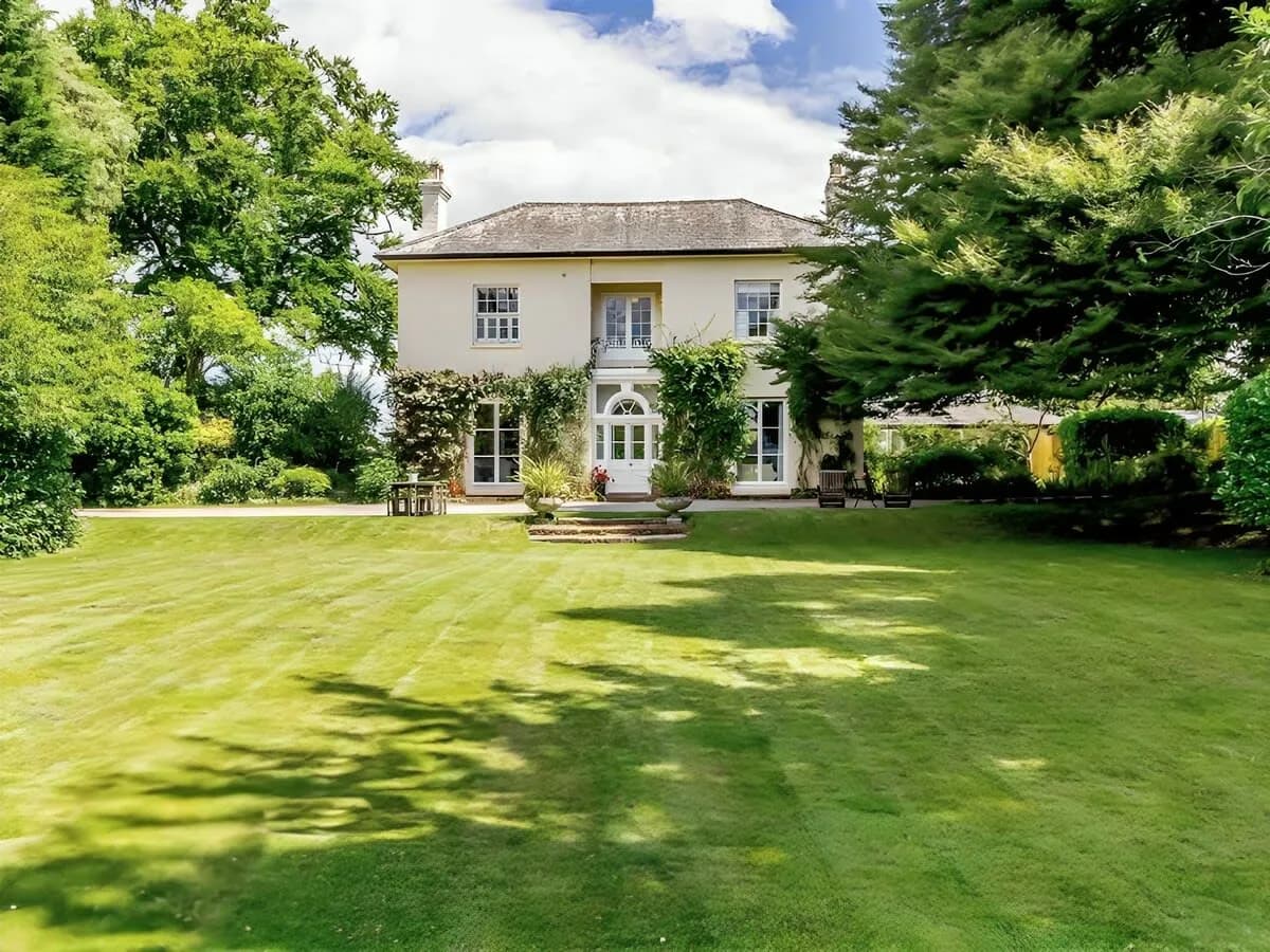 Dog-Friendly Eight Bedroom Villa in Scotland photo 2