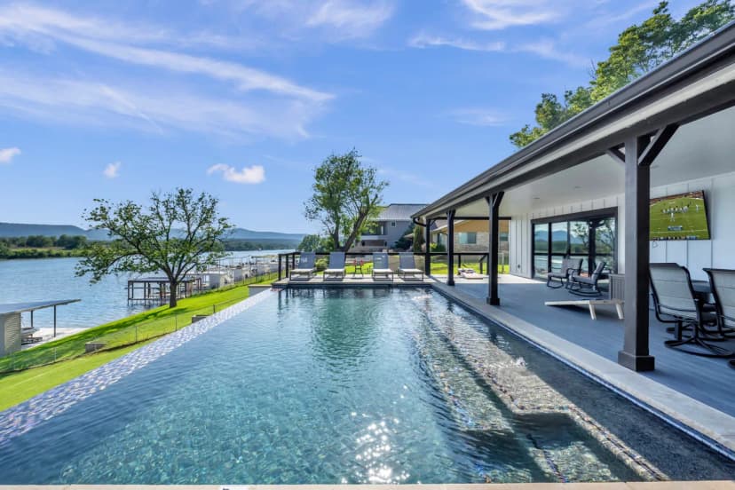 Lakeshore Six Bedroom Villa in Austin