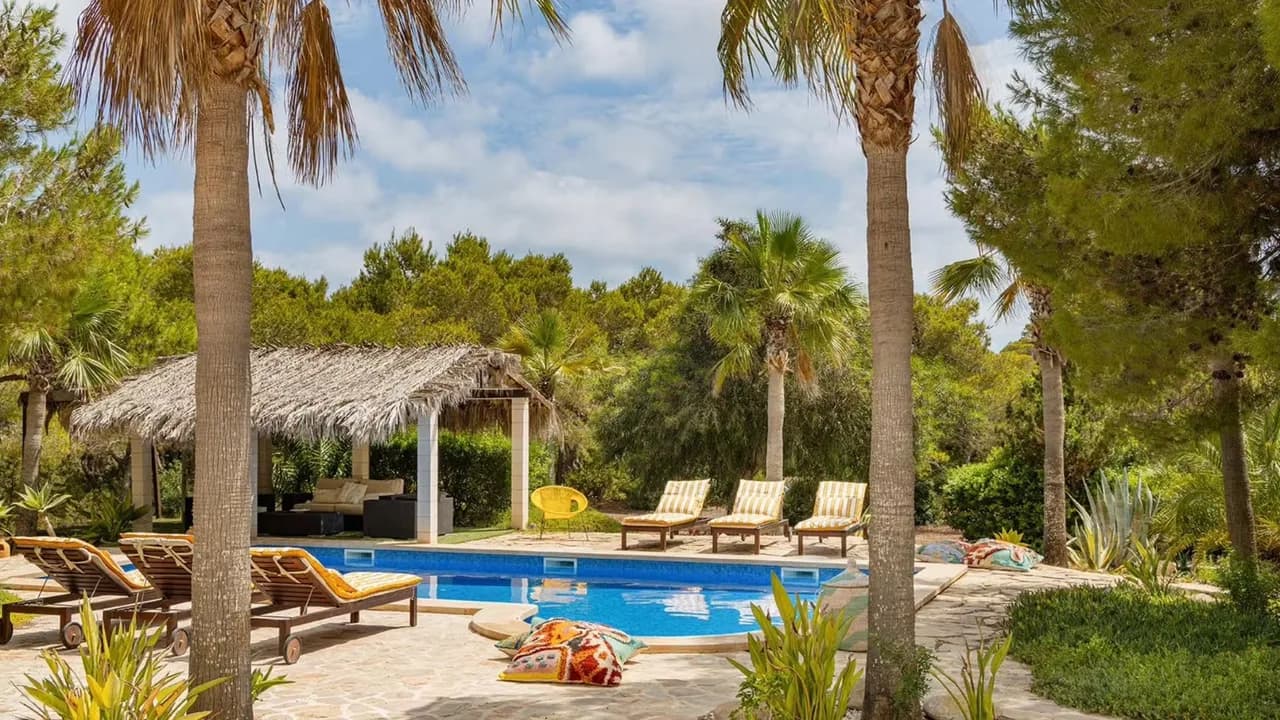 Beautiful Holiday Villa Surrounded by Lush Gardens photo 3