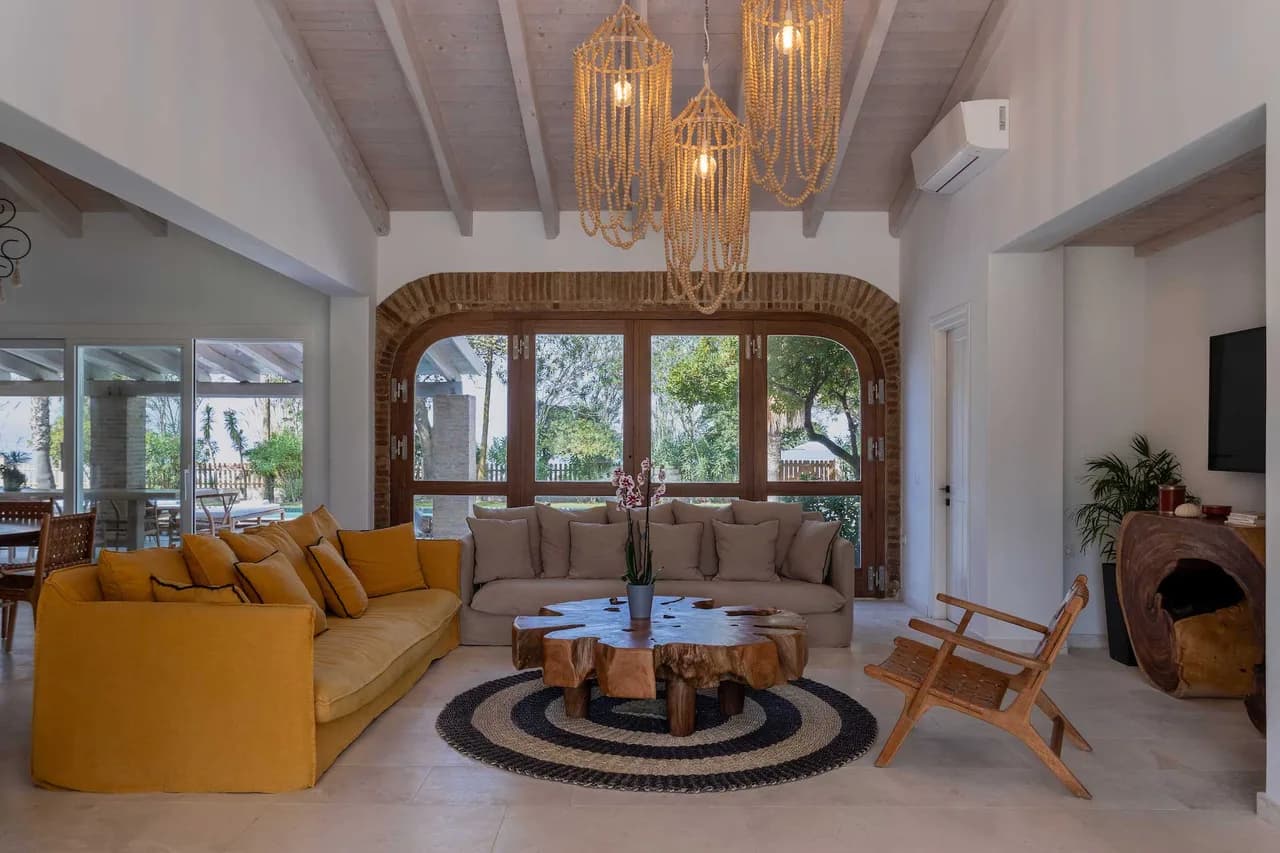 Idyllic Beachfront Estate with Exquisite Finishes photo 2
