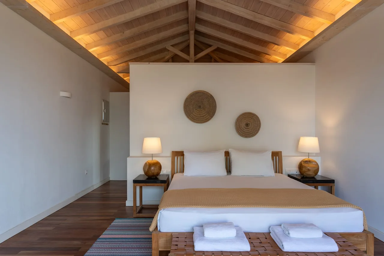 Idyllic Beachfront Estate with Exquisite Finishes photo 3