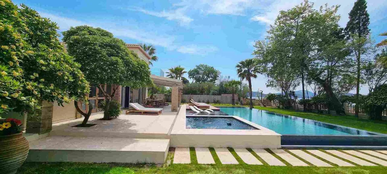 Idyllic Beachfront Estate with Exquisite Finishes photo 4