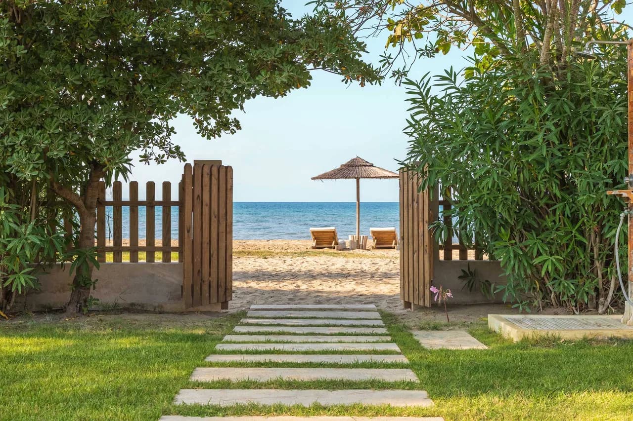Idyllic Beachfront Estate with Exquisite Finishes photo 5