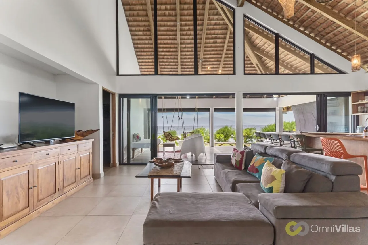 Beachfront One Bedroom Bungalow in Temae photo 3
