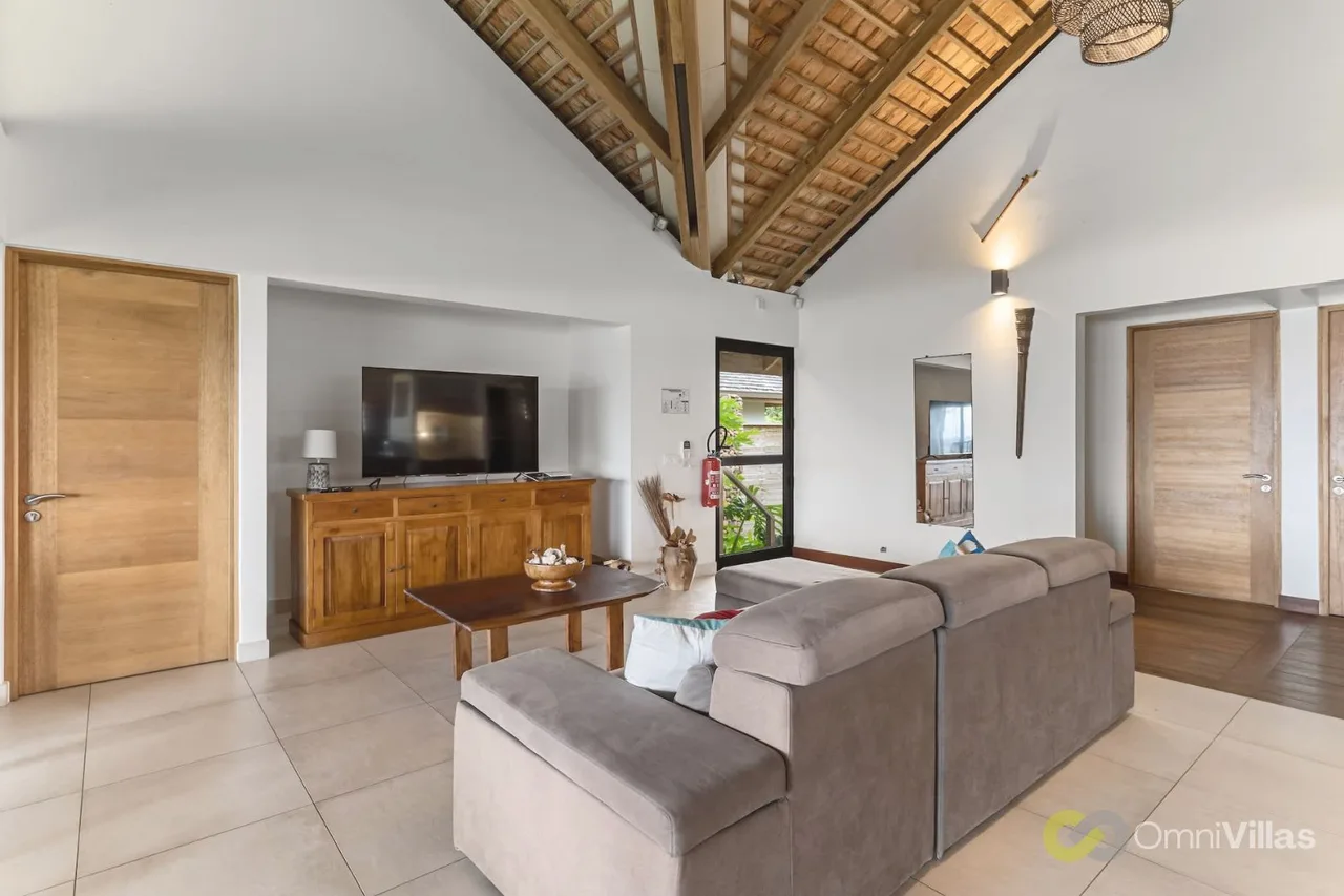 Beachfront Three Bedroom Villa in Temae photo 5