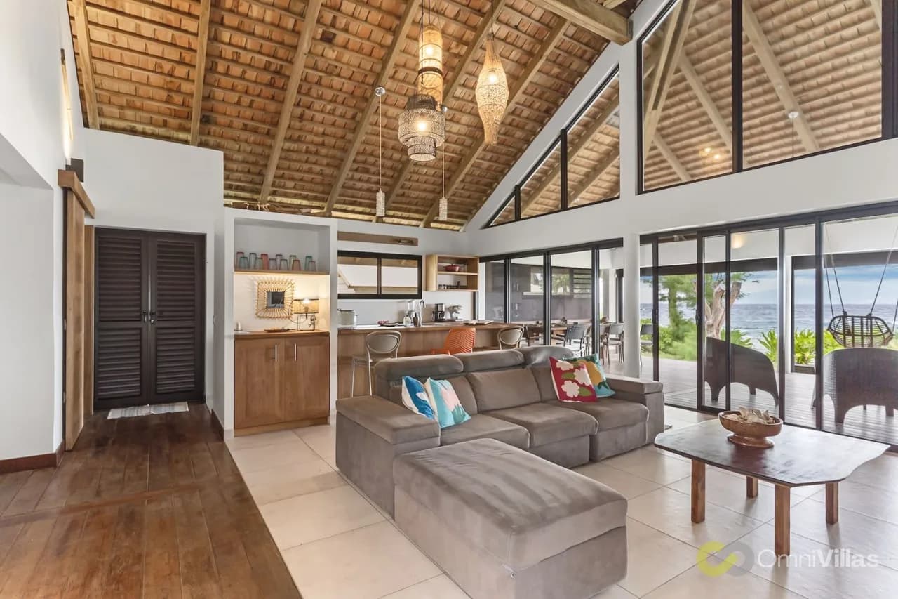 Shoreline Haven: 1BR Bungalow by the Sea in Moorea