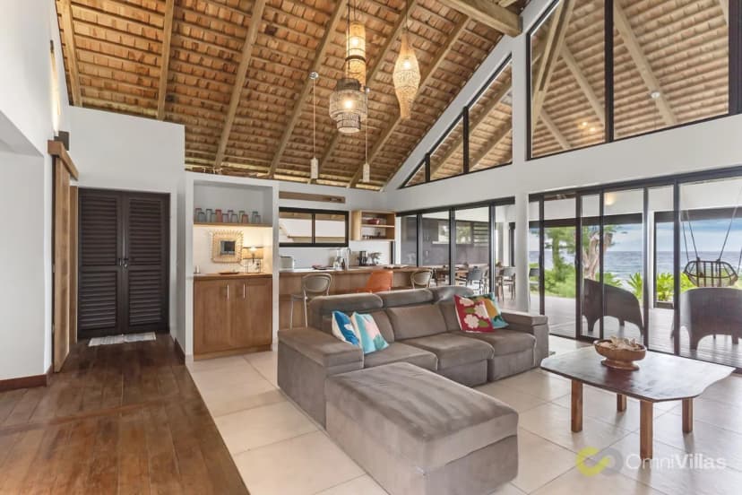 Shoreline Haven: 1BR Bungalow by the Sea in Moorea