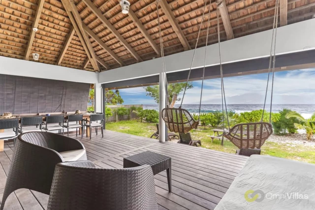 Beachfront One-Bedroom Bungalow in Temae, Moorea photo 3