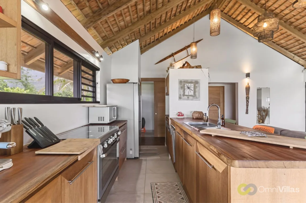 Beachfront Five Bedroom Villa in Temae, Moorea photo 3