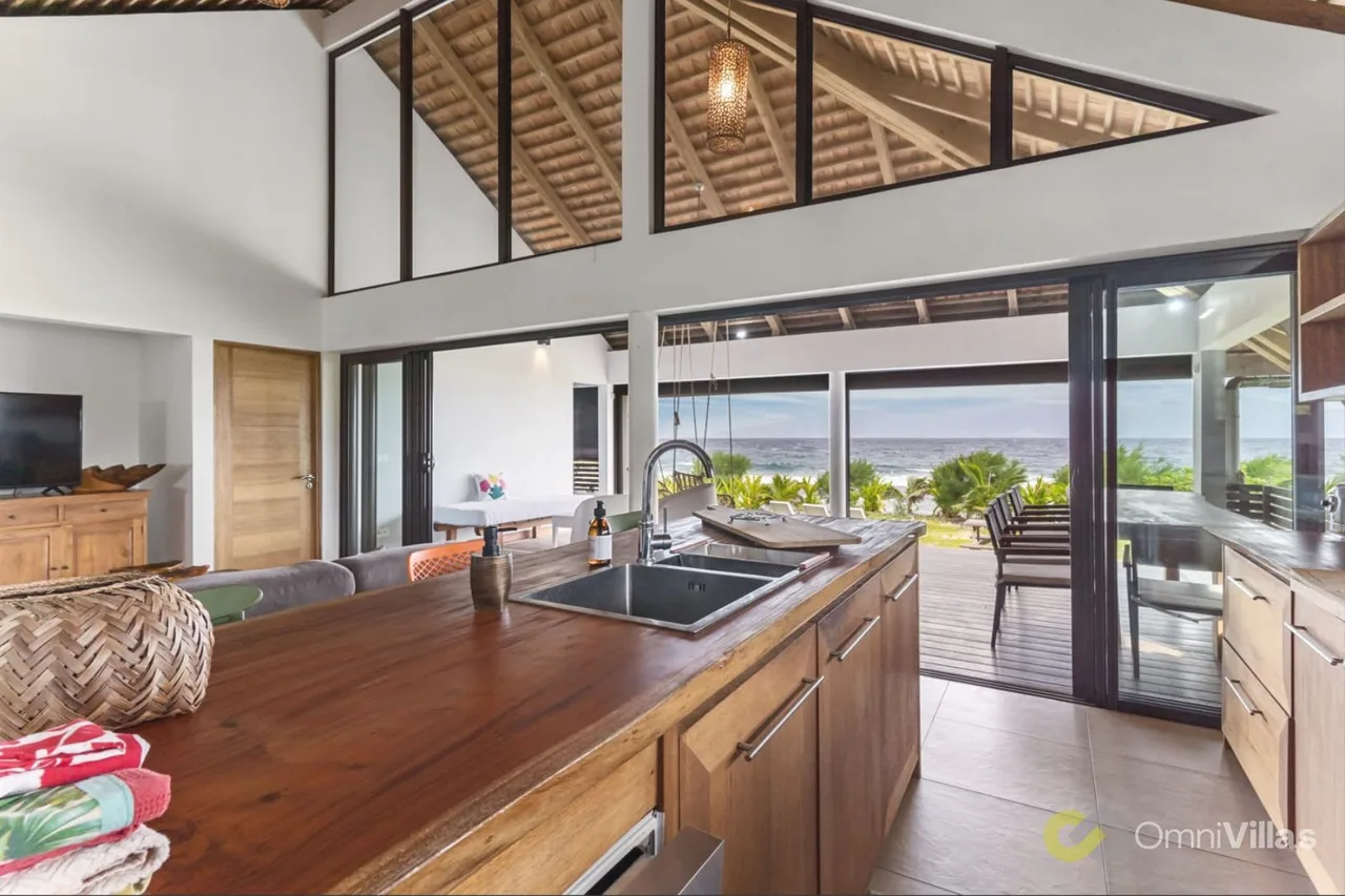 Beachfront Five Bedroom Villa in Temae, Moorea photo 4