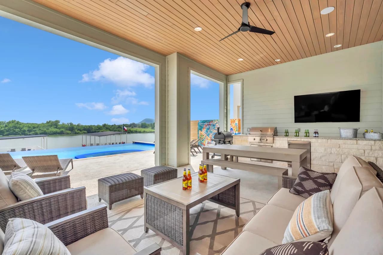 Waterfront Five Bedroom Retreat in Kingsland photo 2